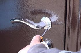 Замена дверной ручки металлической двери в Вологде